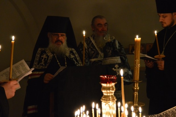 Правящий архиерей совершил повечерие с чтением Великого канона прп. Андрея Критского в Троицком соборе Боровичей