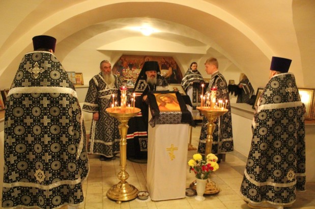 Епископ Ефрем совершил Литургию Преждеосвященных Даров в Свято-Троицком соборе Боровичей