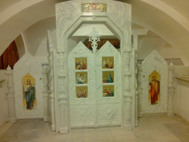 Завершился монтаж первой части иконостаса нижнего храма собора Святой Живоначальной Троицы г. Боровичи.